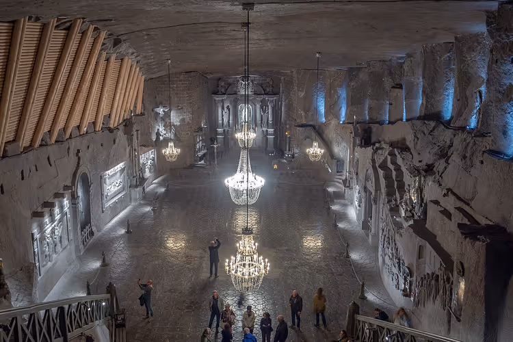 Ondergrondse kamer van de zoutmijn van Wieliczka met kroonluchters