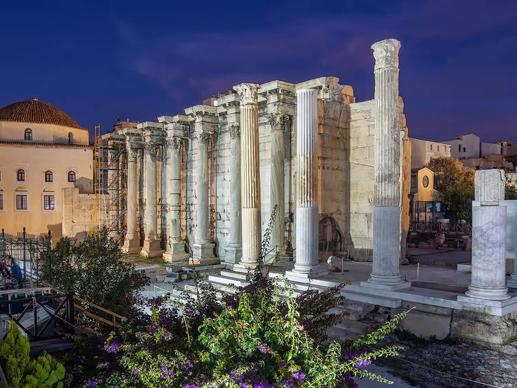 Ruinene av Hadrians bibliotek med en kolonnade i Athen