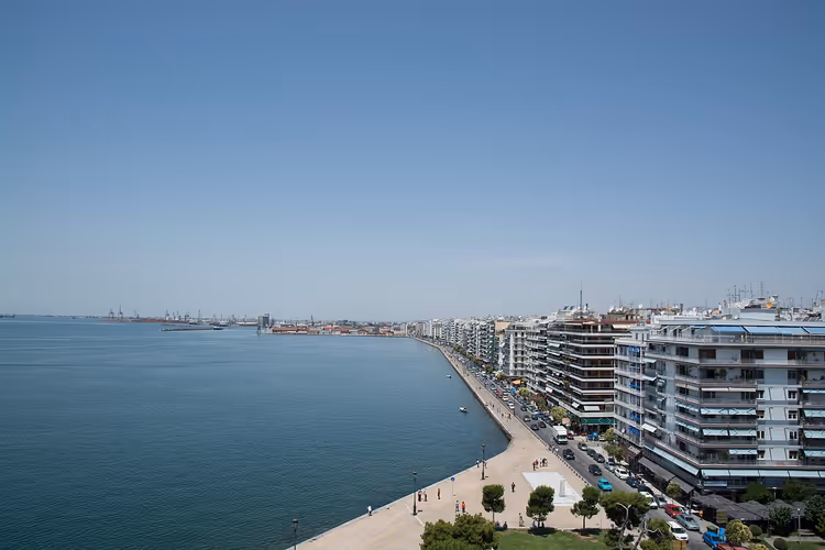 Панорама набережной Салоников с высоты, море и дома