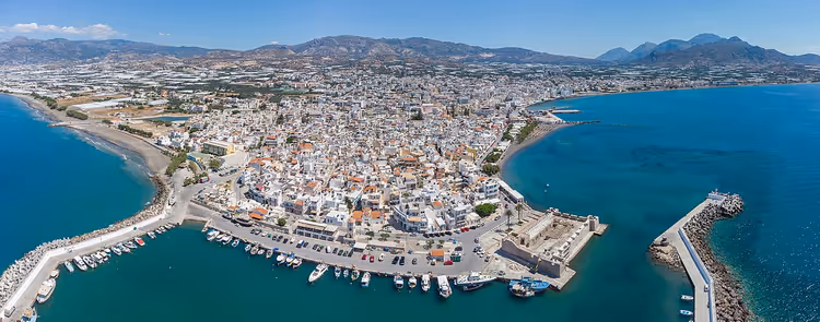 Luftpanorama von Ierapetra mit Hafen und Bergen
