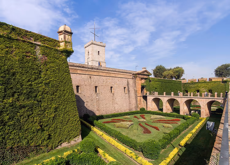 Muren en gracht van het kasteel van Montjuïc met een boogbrug