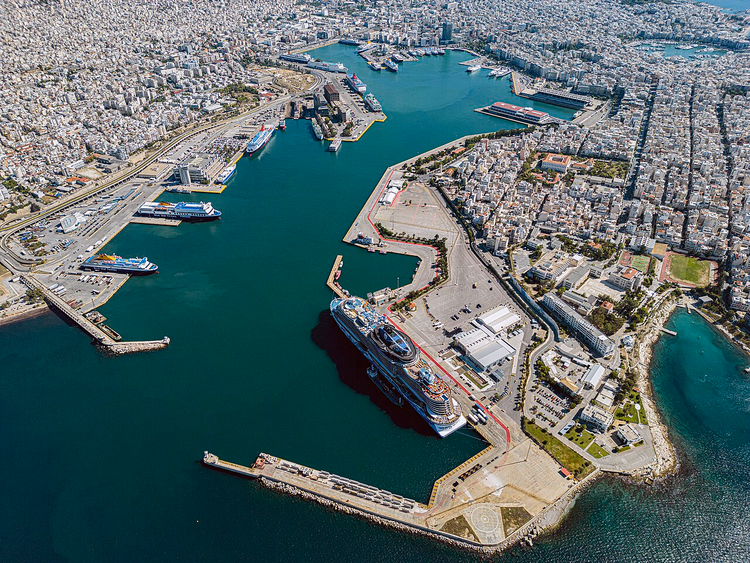 Hafen von Piräus von oben, Fähren an den Kais