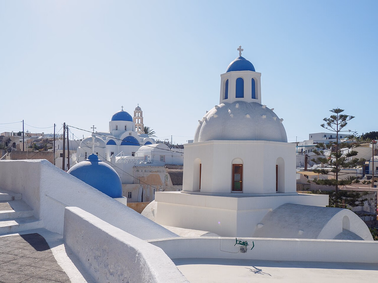 Weiße Kirchen mit blauen Kuppeln in Messaria