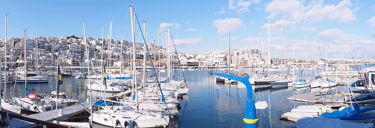 Mikrolimano marina med yachter og båter