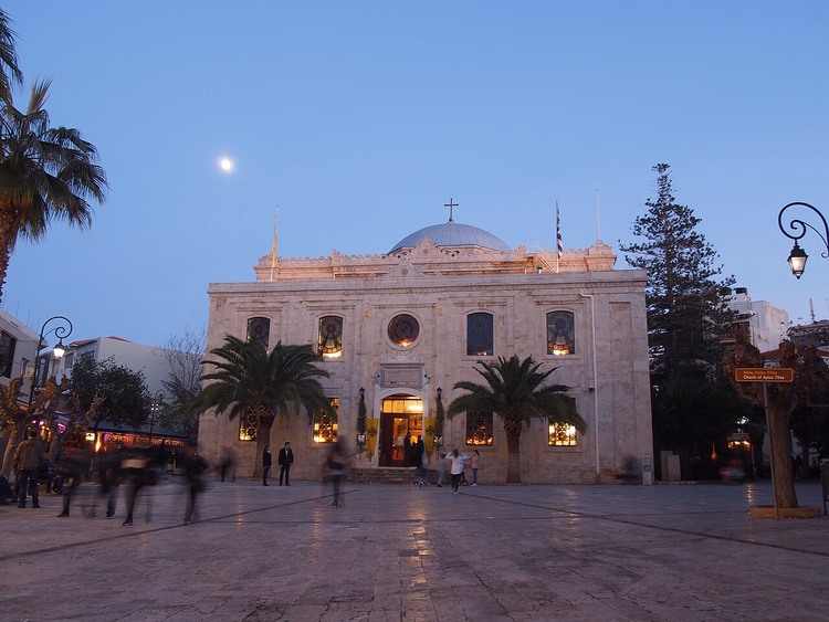 Kirche des Heiligen Titus am Heraklion-Platz am Abend