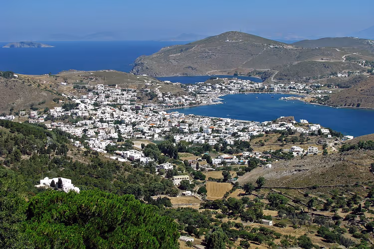 Panorama van het eiland Patmos met stad en baai