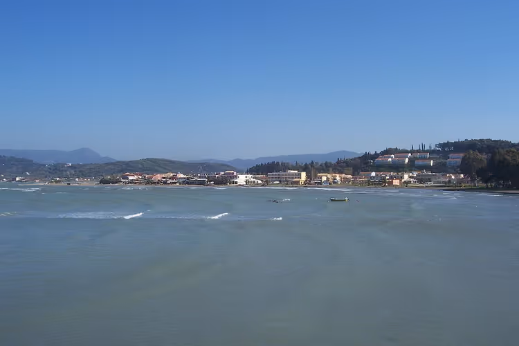 Panorama van het dorp Sidari met zee en heuvels