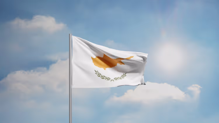 Drapeau de Chypre sur un ciel nuageux