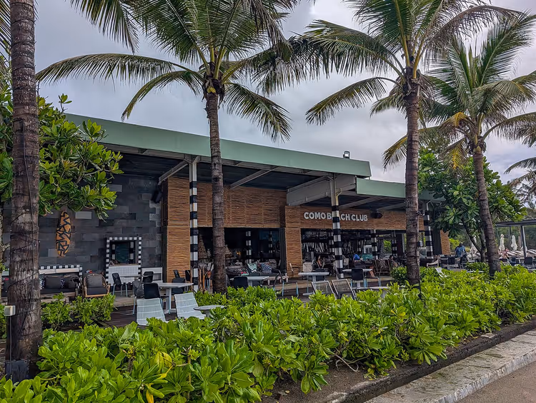 COMO Beach Club blant palmer i Canggu