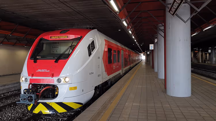 Rødt og hvitt Malpensa Express-tog på plattformen