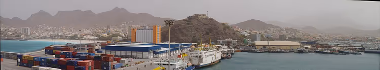 panorama du port de Mindelo avec navires et conteneurs