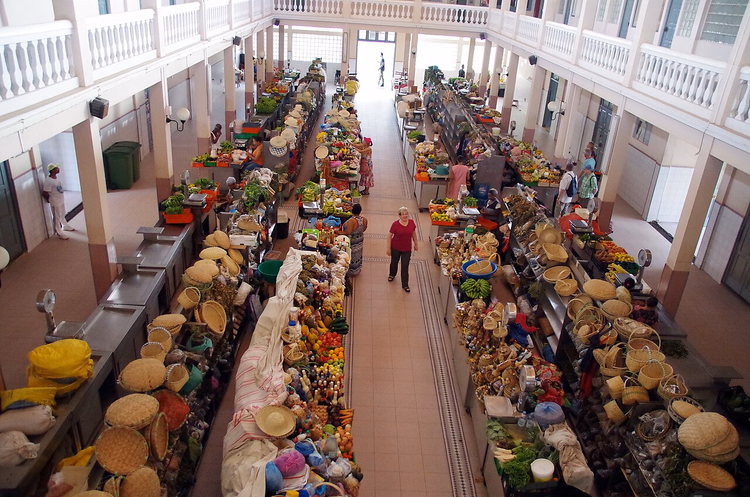 marché municipal de Mindelo avec étals et galeries