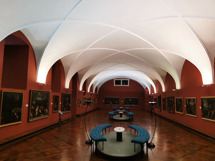 Overwelfde zaal van de Picture Gallery van de Praagse Burcht