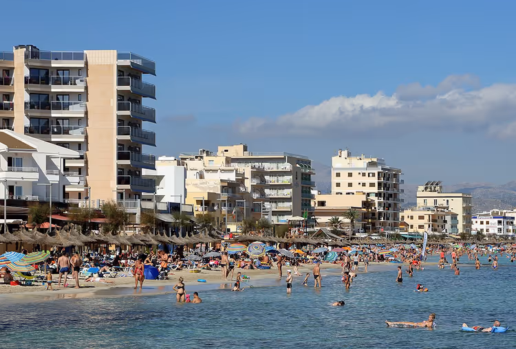 Can Picafort-stranden med hoteller og badende