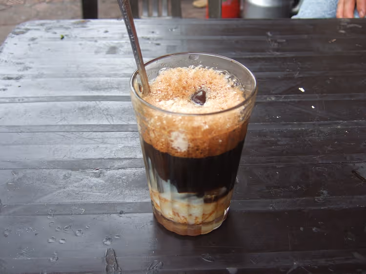 Glass med vietnamesisk kaffe med kondensert melk og is