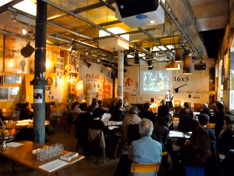 Cabaret Voltaire'de bir etkinlikteki ziyaretçiler