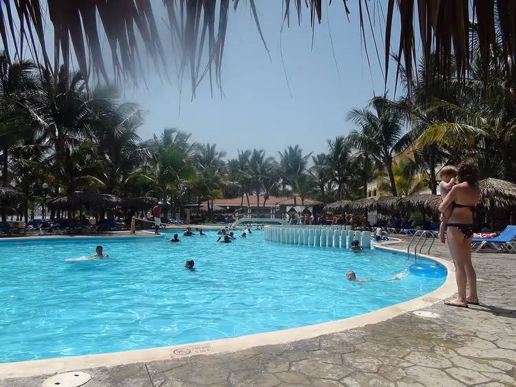 Cabarete'de palmiye ağaçlarıyla tatil köyü havuzu