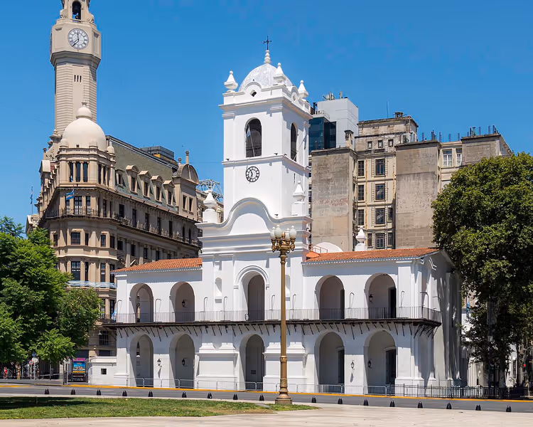 Kulesi ve kemerleriyle Buenos Aires'taki Cabildo