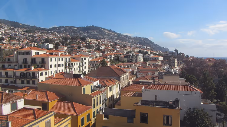 Panorama av Funchal med røde tak og åser