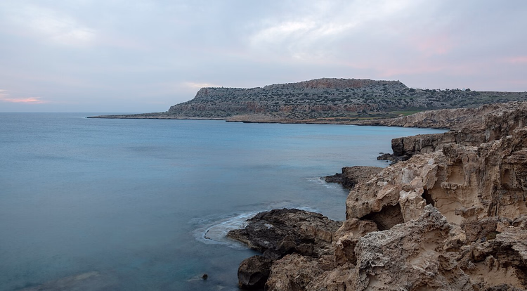 Kalksteinklippen und türkisfarbenes Meer am Kap Greco