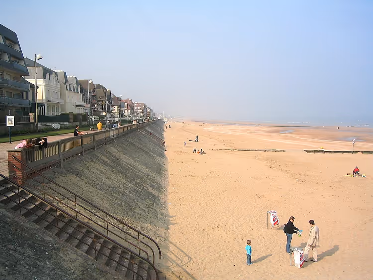 Strand van Cabourg met promenade en gebouwen