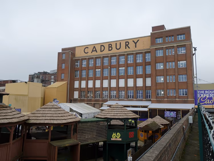 Cadbury-fabrikkbygning i murstein i Bournville med skilt