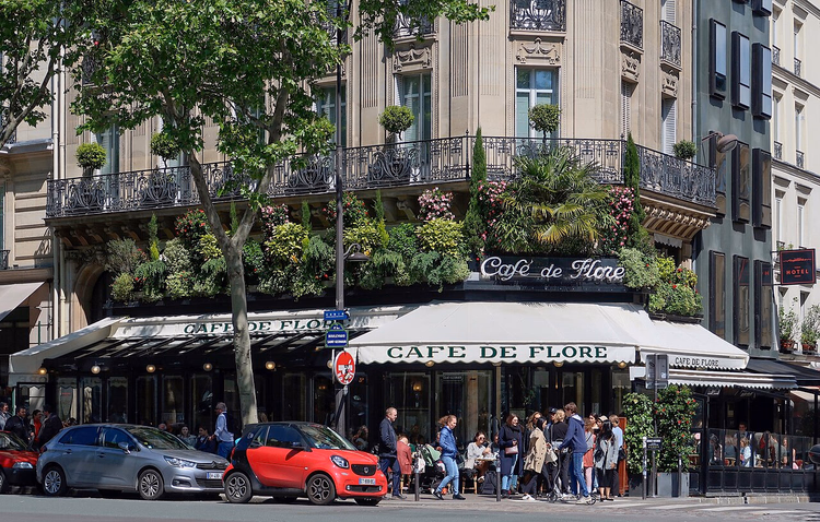 Bulvar üzerindeki Café de Flore'un cephesi ve terası