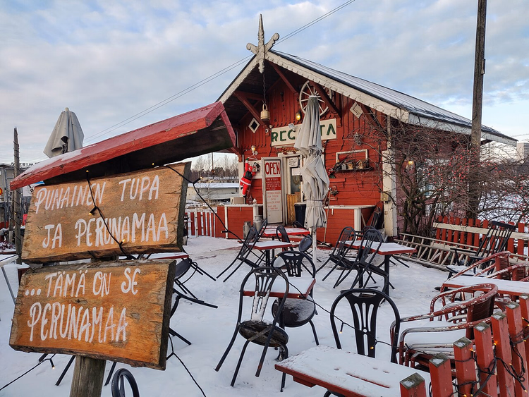 Rood Regatta-caféhuisje in de sneeuw in de winter