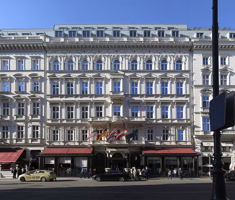 Fachada do Hotel Sacher com bandeiras sobre a entrada