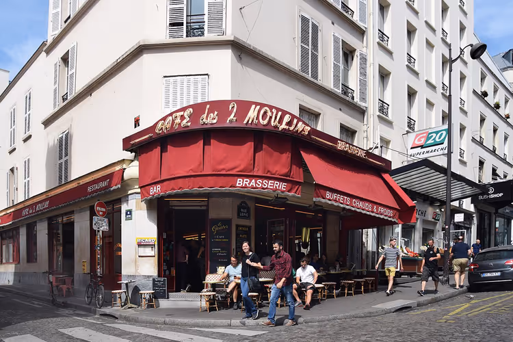 Kırmızı tenteleriyle köşedeki Café des 2 Moulins