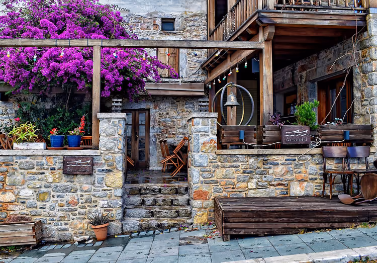 Bodrum'da begonvilli bir kafe avlusu