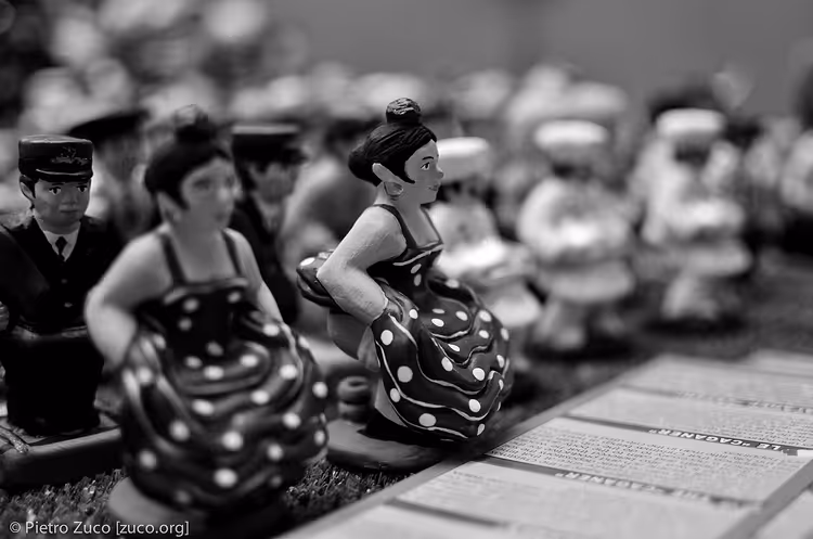 Svartvita caganer-figurer i närbild