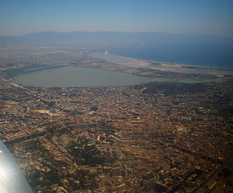 Yukarıdan Cagliari'nin panoramik görünümü, lagünler ve deniz