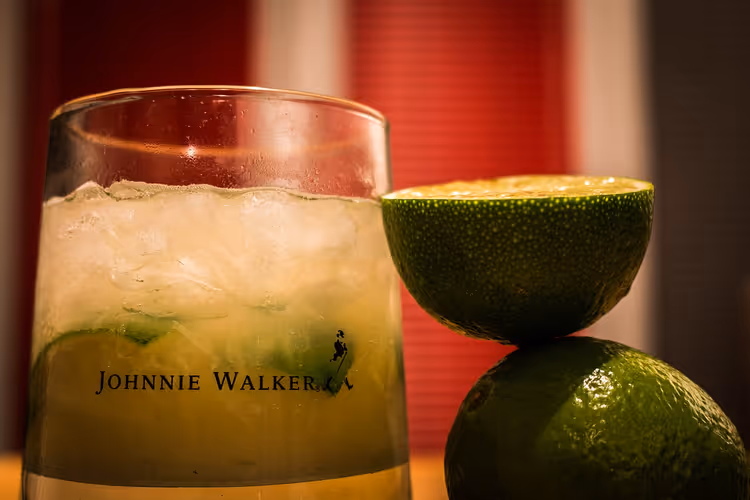 Caipirinha met limoen en crushed ice in een glas