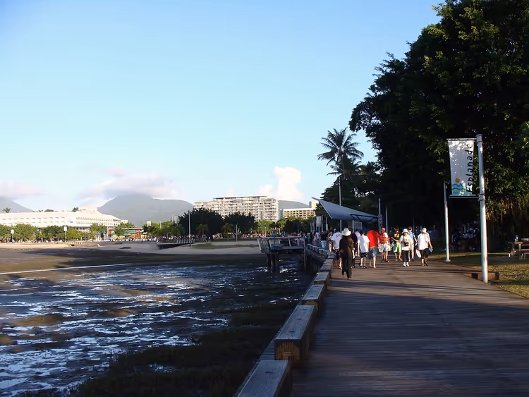 Cairns Esplanade met wandelaars en laag water