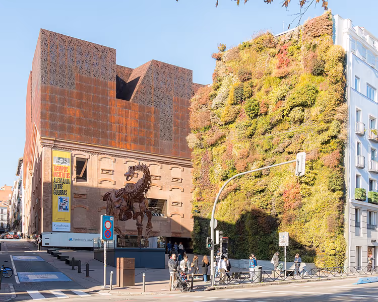 Фасад CaixaForum в Мадриде с вертикальным садом и скульптурой