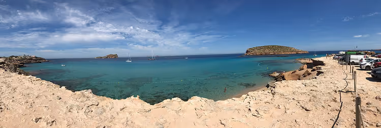 Panorama over Cala Conte-stranden med turkisblått vann