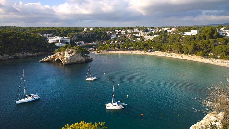 Cala Galdana-bukten med en strand og yachter
