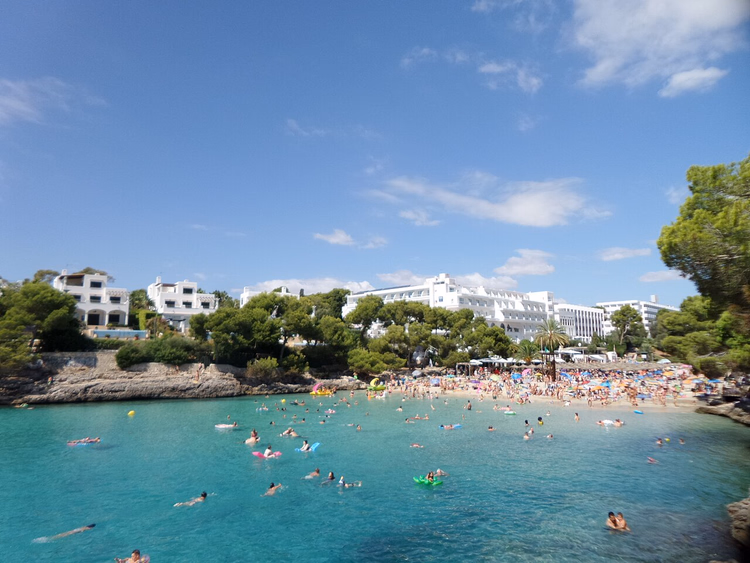 Turkis vik med strand og hvite hoteller