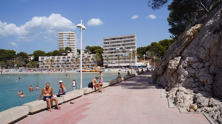 Cala Major-stranden med promenade ved klippen