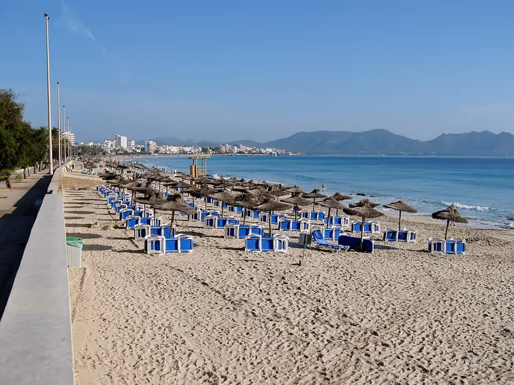 Cala Millor-stranden med parasoller og solsenger ved havet