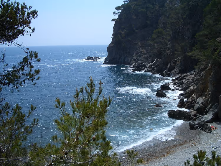 Plage de galets de Cala Pedrosa sur le sentier