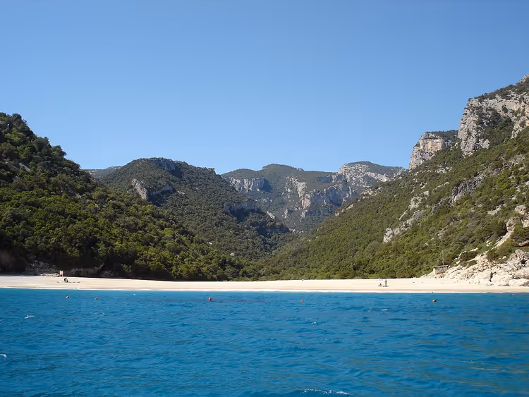 La baia di Cala Sisine nell'anfiteatro calcareo di Orosei