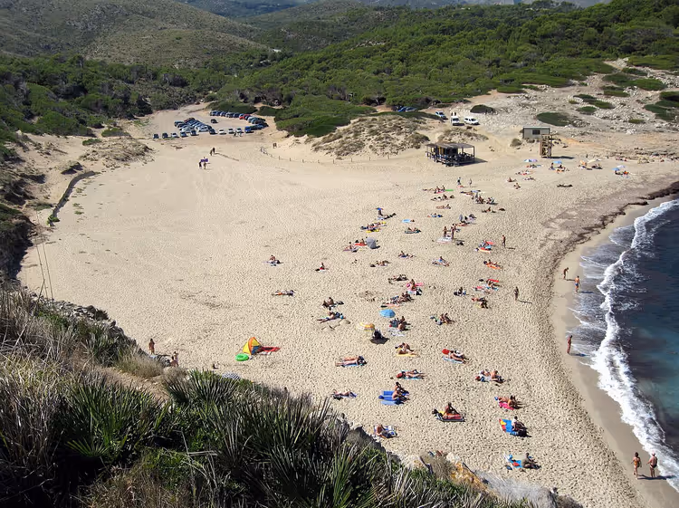 Cala Torta-stranden med badende og havet