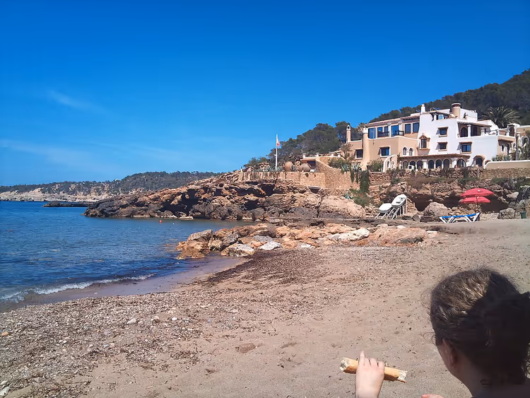 Kayalık üzerinde bir villayla Cala Xarraca plajı