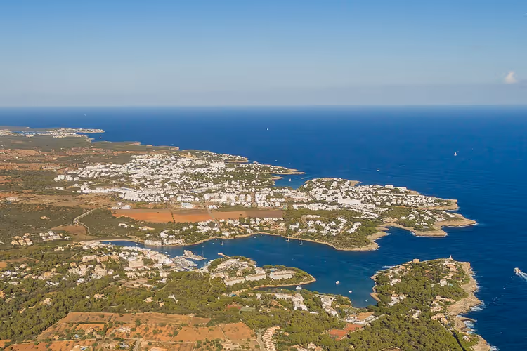 Panoramautsikt over Cala d'Or-feriestedet ovenfra