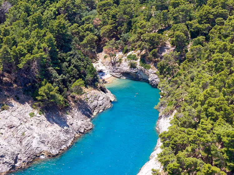 tranquilla baia di ciottoli di Sanguinara sotto le falesie del Gargano