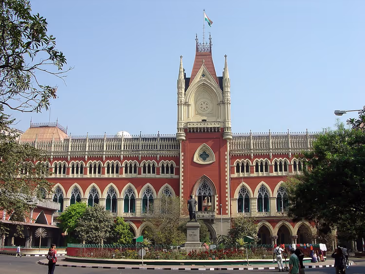 Rood neogotisch gebouw van de Calcutta High Court