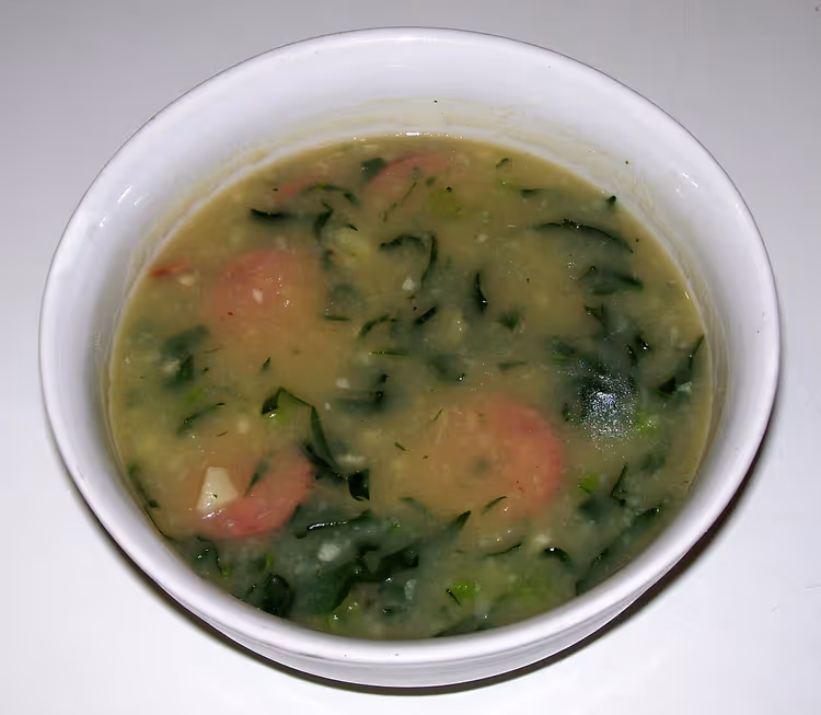 Sämige Caldo-verde-Suppe mit Kohl und Wurstscheiben