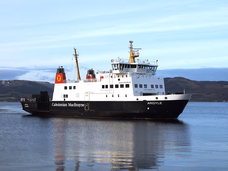 Caledonian-MacBrayne-Fähre in einem schottischen Meeresarm